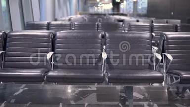 空的机场候机楼等候区，有椅子休息室，机场有座位